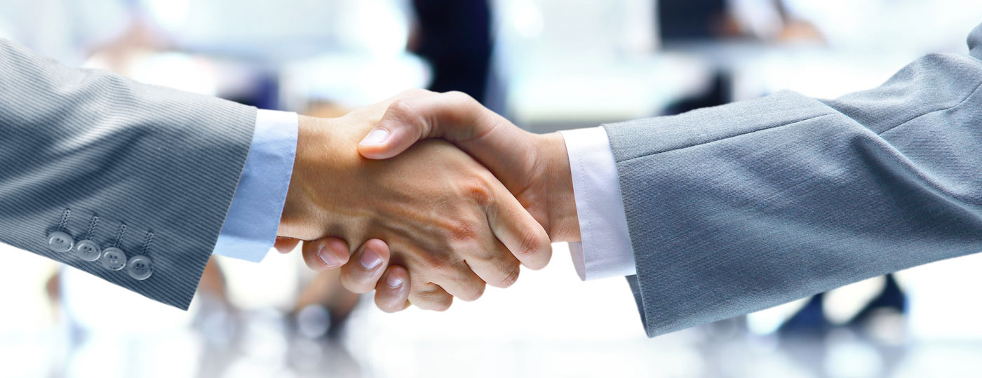 Obrazek ilustrujący uściśnięcie dłoni dwóch biznesmenów podkreślający udaną współpracę biznesową z Biurem Podatkowym Polak & Wspólnicy